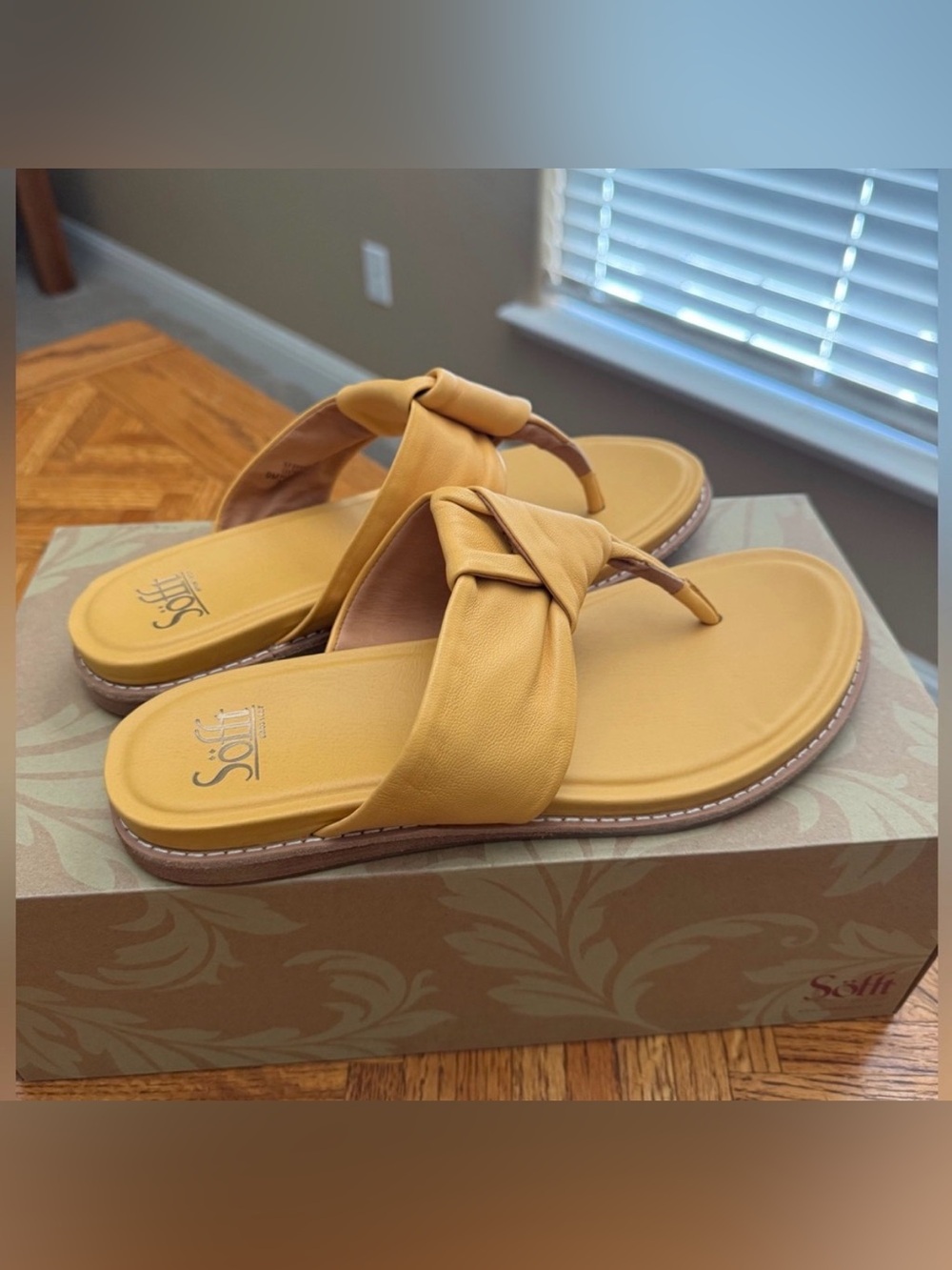 💛NEW💛 Sofft Essie Flip Flop